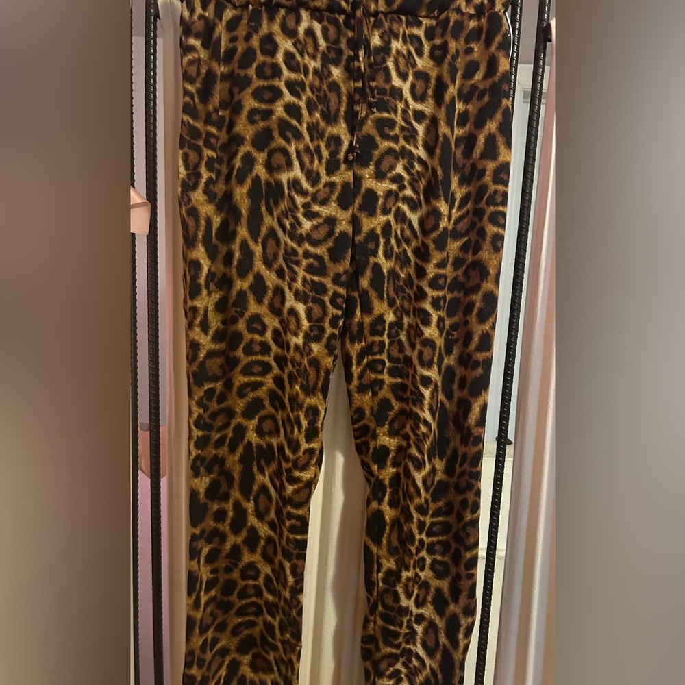 Olivia, Rae leopard pants